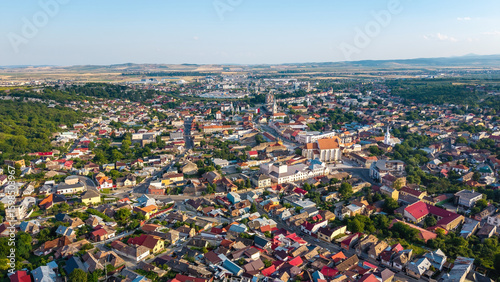 Fotografía Aerial view of Turda, a historic town in Romania, known for its scenic landscapes, traditional architecture, and proximity to the famous Turda Salt Mine, a cultural and natural gem in Transylvania