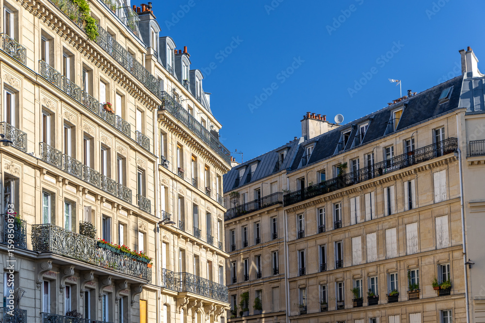 Obraz premium Real Estate in Paris, France – Historical Buildings and Classic Architecture