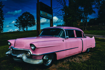 Leinwandbilder Oldtimer Rosa Cadillac im Sommerlicht  © Marcia Straub 