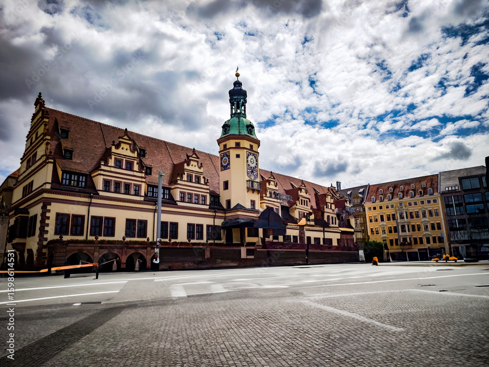 Obraz premium Wide-angle view of the Old Town Hall on a large square, with dramatic sky above.