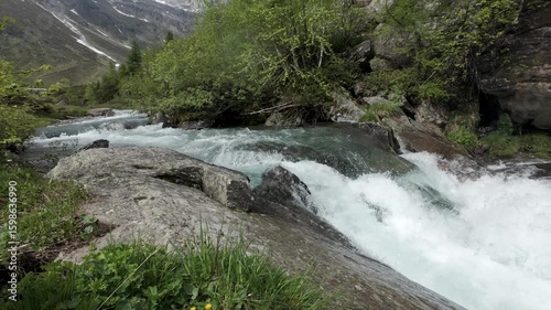 Wildbach bei Lazins in der Texelgruppe in den Bergen Südtirol Italien mit leichter Kamerafahrt in Bewegung Var. 11