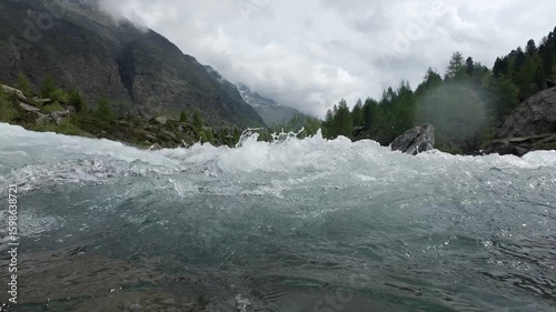 Wildbach bei Lazins in der Texelgruppe in den Bergen Südtirol Italien wassernahe Aufnahme Var. 14