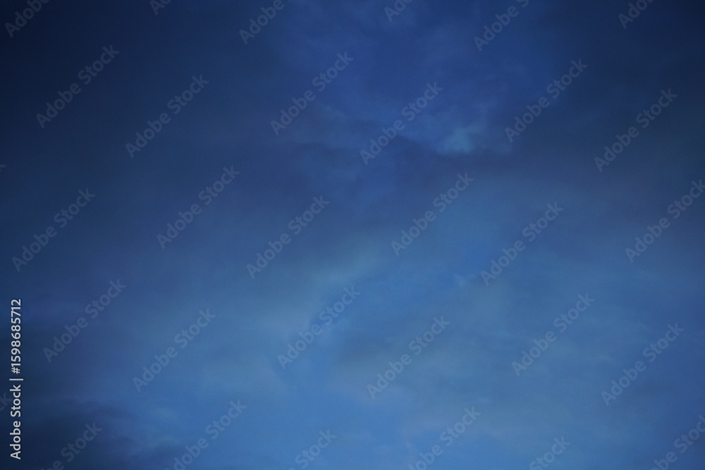 Obraz premium Zauberhafte Tief blaue Wolken Wirbel am Abend