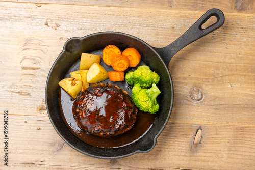 スキレットに盛り付けたハンバーグとデミグラスソースの俯瞰