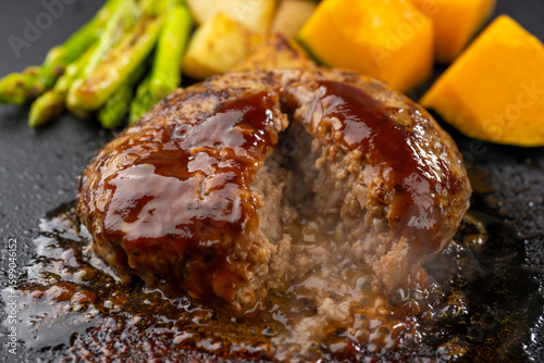 鉄板で焼いたハンバーグをカットした断面からあふれる肉汁