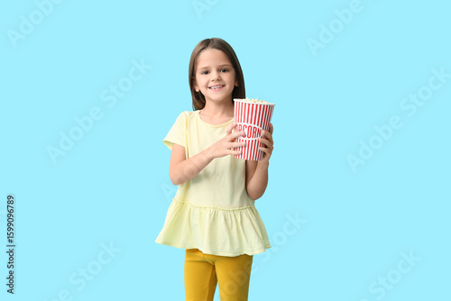 Happy little girl with popc...