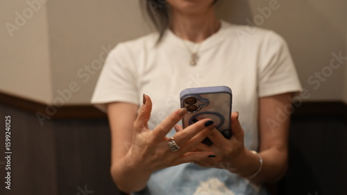 スマホを操作する女性