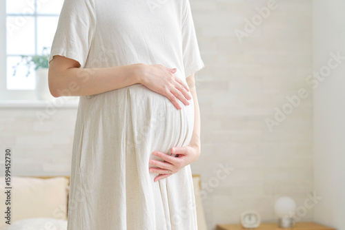 Canvas Print お腹を触る妊婦　顔無し　リビング