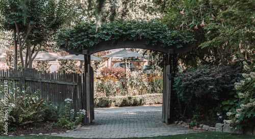 Tableau sur toile Garden View Through Iconic Archway at Wine & Roses – Lodi, California