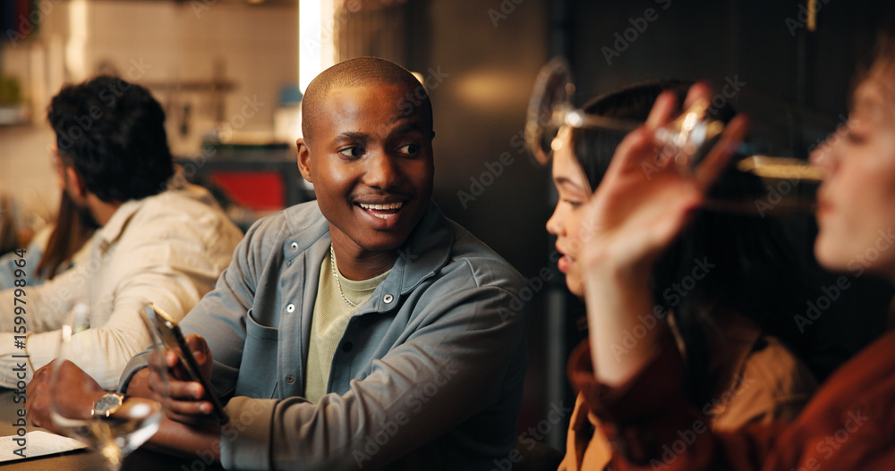 Obraz premium Happy, phone and friends in restaurant talking for bonding, social gathering and networking on weekend. Relax, bar and man with woman in conversation for reunion, connection and hangout together