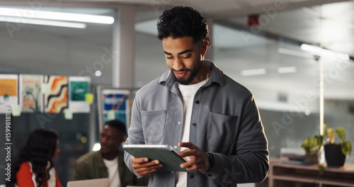 Quadro su tela Creative, man or happy with tablet in office for campaign brief, client email or logo design review