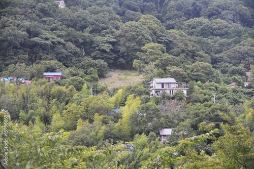 山の斜面に建つ家