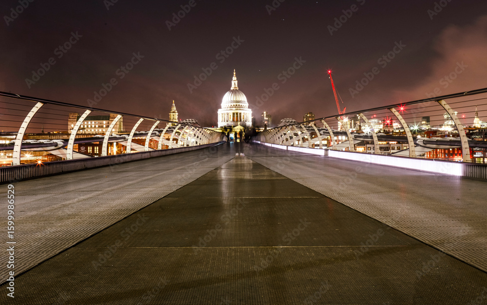 Obraz premium Millennium Bridge Leading to St. Paul’s Cathedral, London