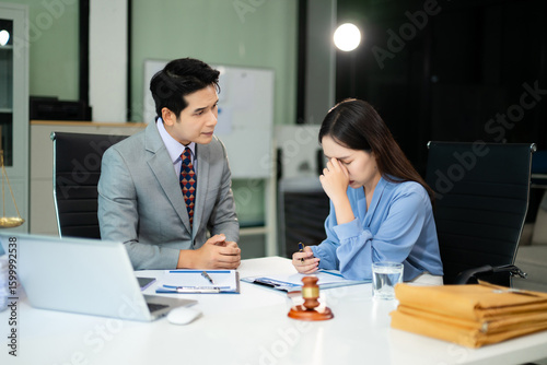 Foto Professional lawyer advising stressed client on business conflict, showing suppo