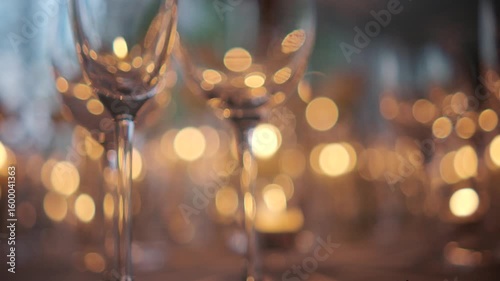 キャンドルろうそうに灯された火炎のゆらぎ　キラキラと光を反射屈折させ輝くグラスとクリスタル　クリスマス・パーティー・お祝い・レストラン
