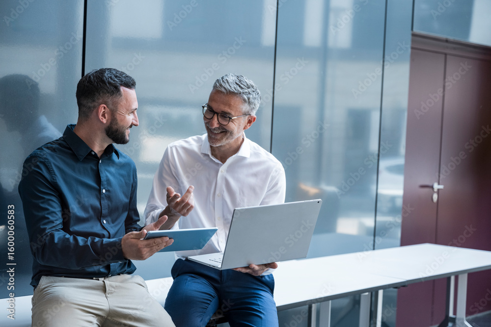 © Westend61 - Business manager and colleague discussing project in modern office © Westend61 - Business manager and colleague discussing project in modern office