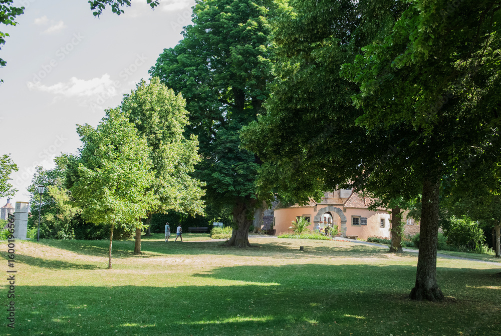 Obraz premium Ein Sommertag im Burggarten in Rothenburg ob der Tauber