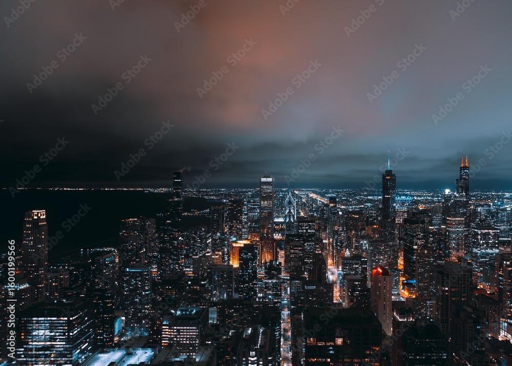 Obraz premium Chicago skyline at night with dramatic sky.