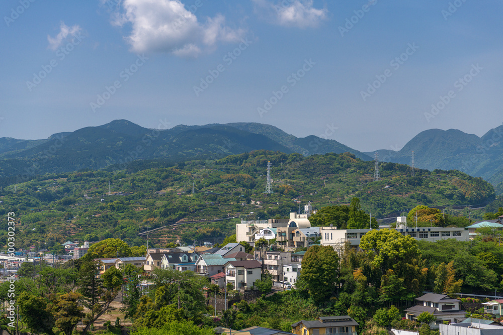 Obraz premium 小田原城天守閣から石垣山一夜城と箱根方面を望む