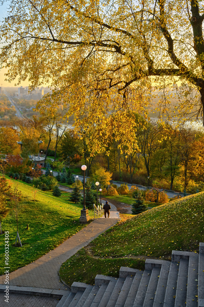 Naklejka premium Autumn View of Kyiv and the Dnipro River at Sunrise