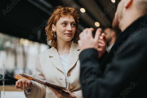 фотографія Two entrepreneurs engage in a meaningful discussion outdoors, exchanging innovative ideas and strategies