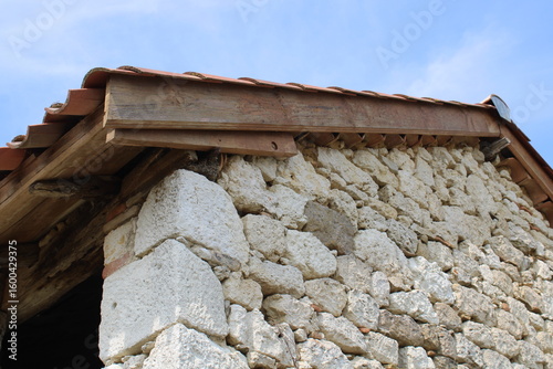 Quadro em tela Planche de rive en bois, et façade en pierre