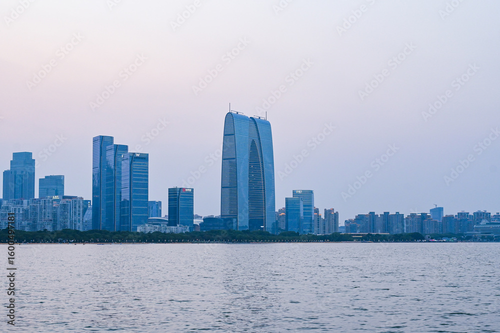 Naklejka premium 蘇州・金鶏湖（李公堤）から東方之門の眺め