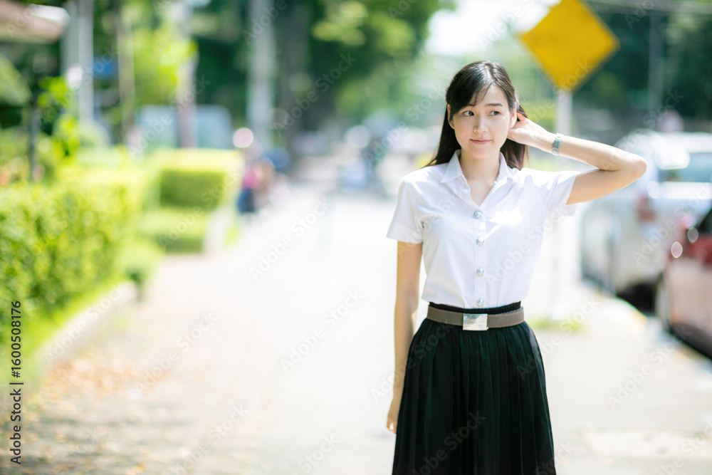 Obraz premium The university media department featured a cute college student with an Asian look posing for photos in different outfits, highlighting her modeling talent and student identity.