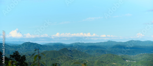 横に伸びた雲と山並み