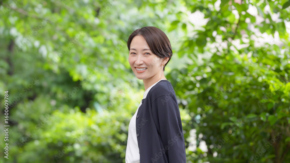 女性 新緑 緑 笑顔 女性 新緑 緑 笑顔