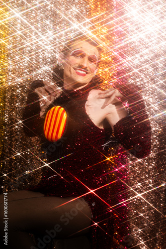 Obraz na płótnie Elegance and Glow in Classic Hollywood Glamour With a Drag Queen