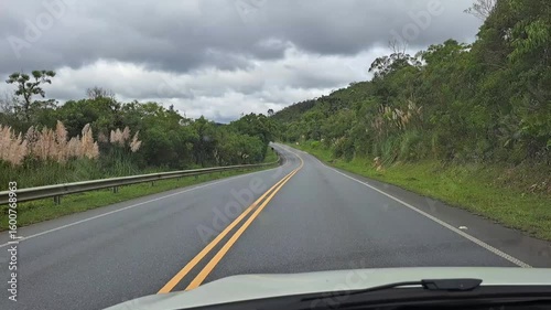 A paisagem rural do vale do ribeira, estado de São Paulo, Brasil, em um dia nublado, vista de dentro do carro, durante uma viagem