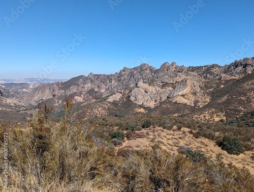 Schilderij op canvas Mountain peaks looking eastward in Pinnacles National Park.
