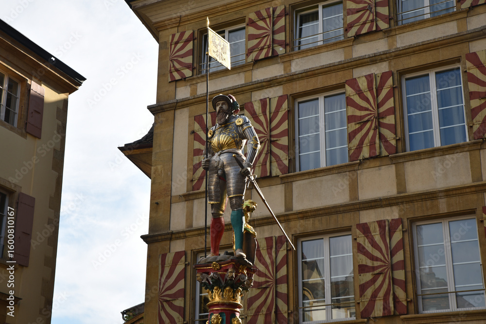 Obraz premium Place médiévale avec statue à Neuchâtel. Suisse