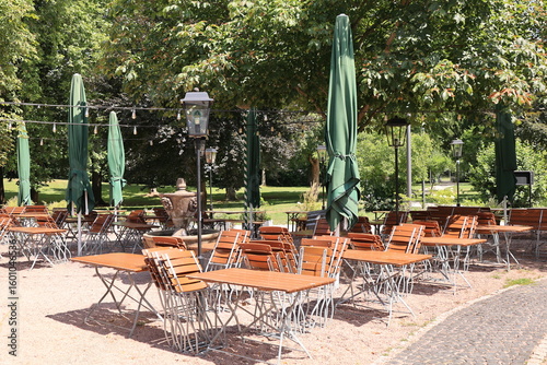 Biergarten im Schlosspark im Zentrum der Stadt Hanau