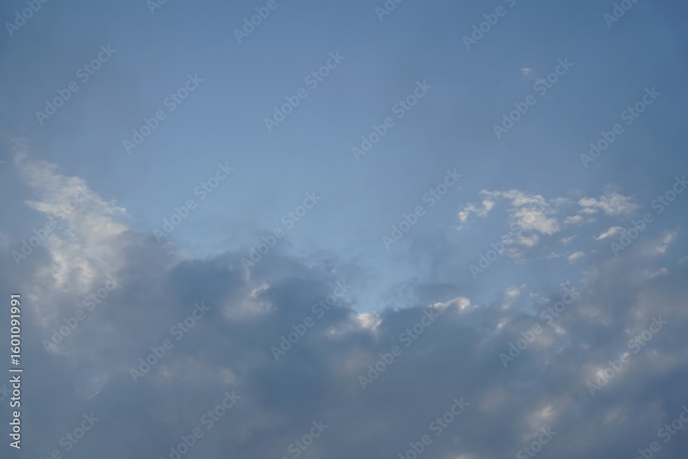 Obraz premium Luftig leichter Wolken Himmel nach einem Regen zur Sommerzeit