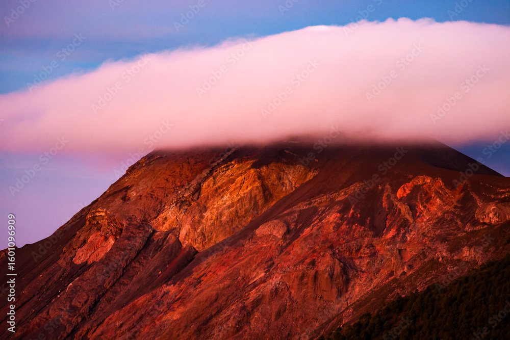 Obraz premium Volcan acatenango from Guatemala antigua
