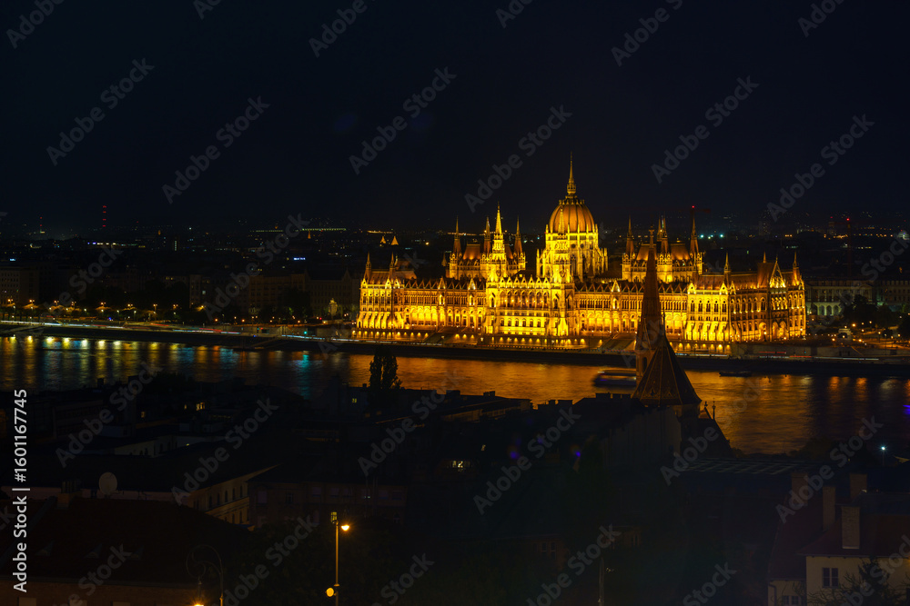 Obraz premium Hungarian Parliament Building Illuminated at Night in Budapest