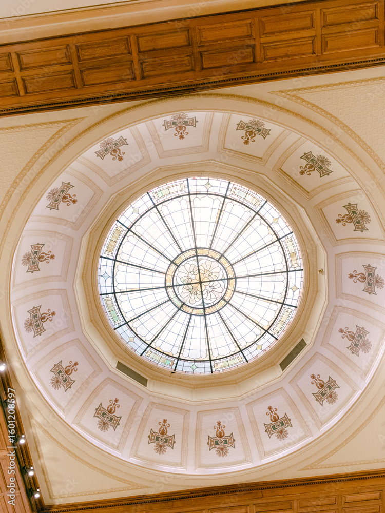 Obraz premium Stunning architectural detail of a circular stained glass dome in an elegant building