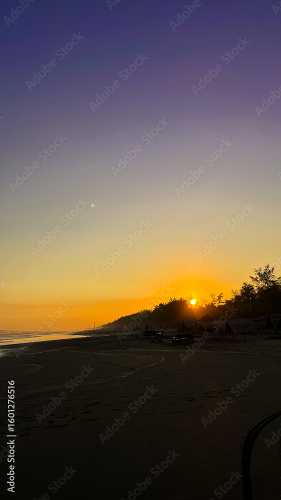 Obraz premium Sunset Over Tropical Beach Landscape