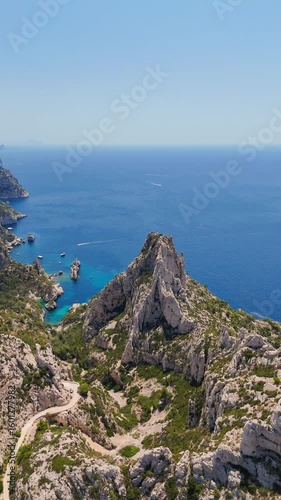 Un paysage aérien paradisiaque des calanques de Sugiton proche de Marseille et de la mer Méditerranée bleu turquoise