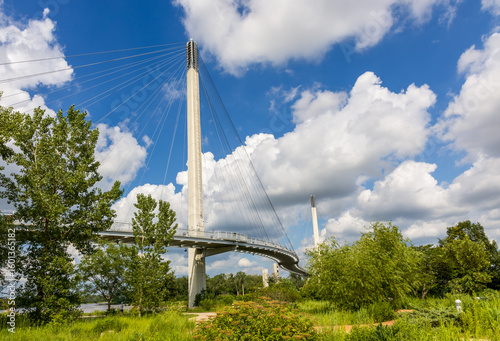 Tableau sur toile The Bob Kerrey Pedestrian Bridge crosses over the Missouri river, connecting Oma