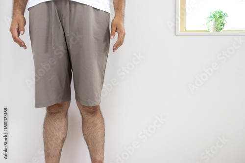 半ズボンを履いた男性の下半身（日本人、30代、顔無し）