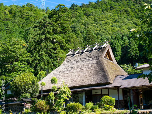 茅葺き屋根の古民家が建ち並ぶ美山かやぶきの里の風景