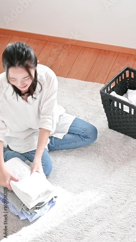 洗濯物を畳む縦動画　俯瞰　お家での家事やがんばる主婦のイメージ