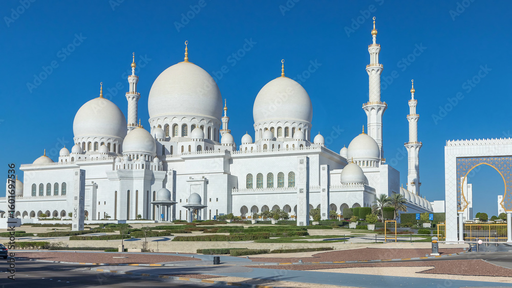 Obraz premium Sheikh Zayed Grand Mosque timelapse in Abu Dhabi, the capital city of United Arab Emirates