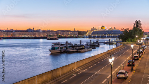 Foto Ship and boats docked along the Garonne River day to night timelapse in Bordeaux