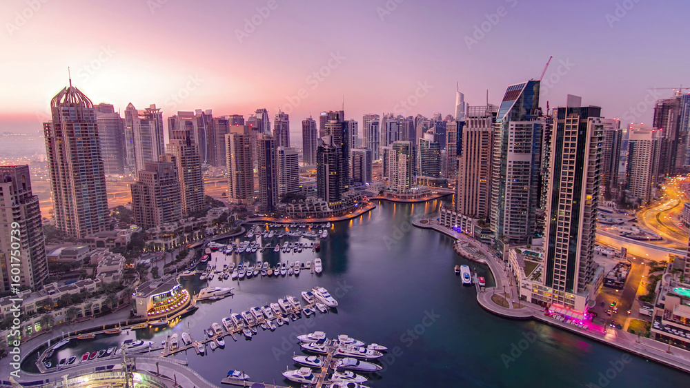 Obraz premium Dubai marina harbor panorama from night to day transition timelapse