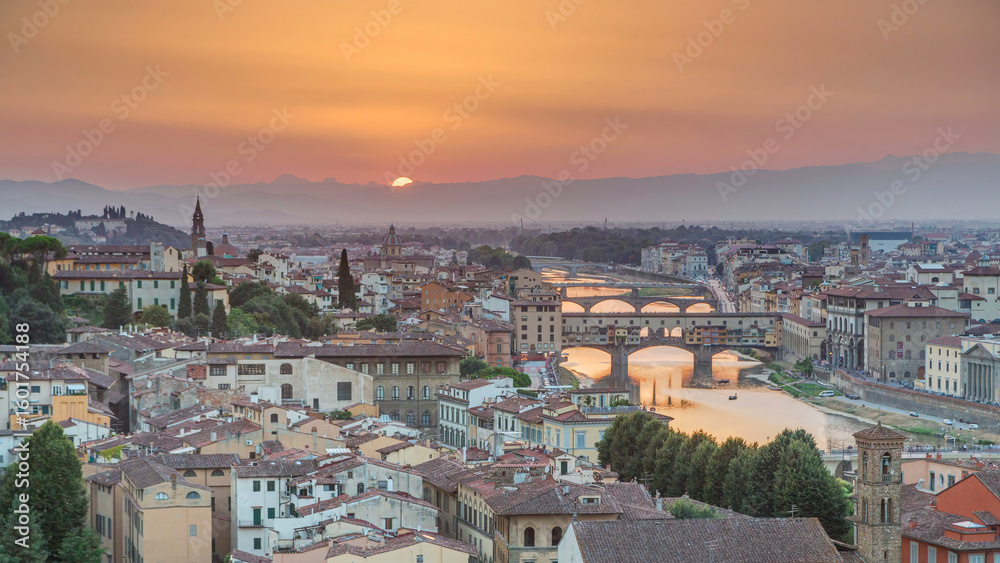 Obraz premium Skyline view of Arno River timelapse. Ponte Vecchio from Piazzale Michelangelo at Sunset, Florence, Italy.