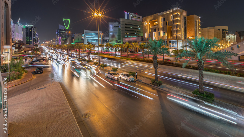 Obraz premium Cityscape aerial night timelapse of Riyadh, Saudi Arabia, King Fahd Road and busy traffic.